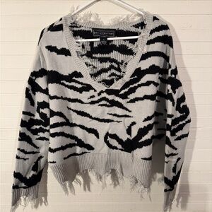 #116 Women’s EUC Polly & Esther Zebra V-Neck Sweater black grey Medium